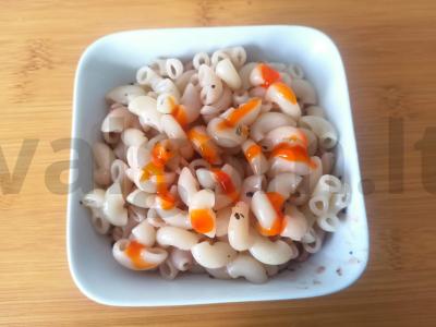 Makaronai su sojų padažu ir krienodaru pagrindine nuotrauka