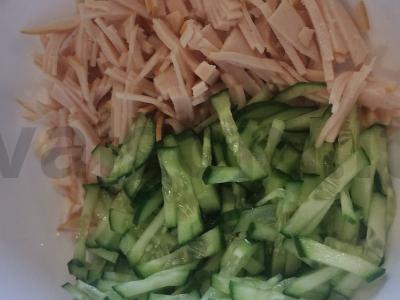 Skaniausias salotas su vištienos ritinėliu Žingsnis 1