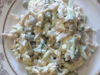 Skaniausias salotas su vištienos ritinėliu pagrindine nuotrauka