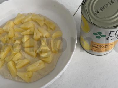 Sluoksniuota „Ananasų“ su cukraus pudra ir avietėmis Žingsnis 4