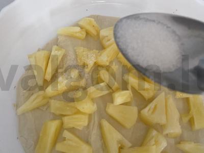 Sluoksniuota „Ananasų“ su cukraus pudra ir avietėmis Žingsnis 5