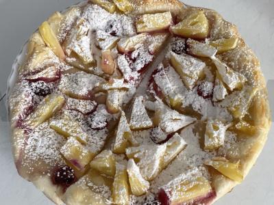 Sluoksniuota „Ananasų“ su cukraus pudra ir avietėmis pagrindine nuotrauka