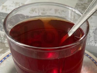 Vitaminų arbata su avietėmis ir raudonėliu pagrindine nuotrauka