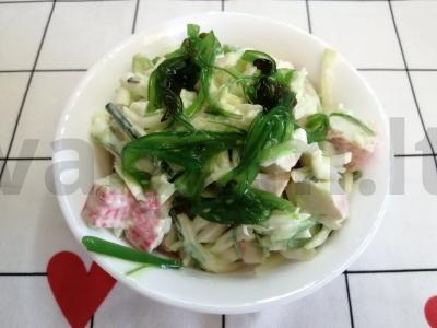 Salotos su krabų lazdelėmis ir čiuoka pagrindine nuotrauka