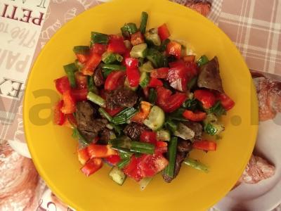 Daržovių salotas su kepenimis pagrindine nuotrauka