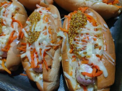 Namų hot-dogai su bavarų garstyčiomis ir korėjietiška morkų salotomis pagrindine nuotrauka