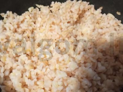 Bulguras su uogomis ir kondensuotu pienu Žingsnis 1