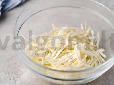 Jaunų kopūstų ir agurkų salotos Žingsnis 1