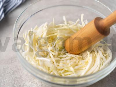 Jaunų kopūstų ir agurkų salotos Žingsnis 2