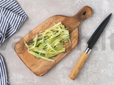 Jaunų kopūstų ir agurkų salotos Žingsnis 3