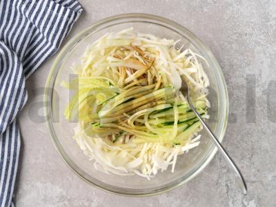 Jaunų kopūstų ir agurkų salotos Žingsnis 5