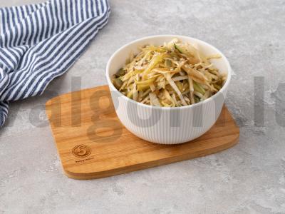 Jaunų kopūstų ir agurkų salotos pagrindine nuotrauka