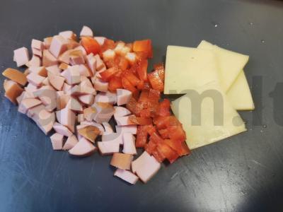 Bulvytė su dešrelėmis, paprika ir sūriu Žingsnis 2