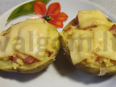 Bulvytė su dešrelėmis, paprika ir sūriu pagrindine nuotrauka