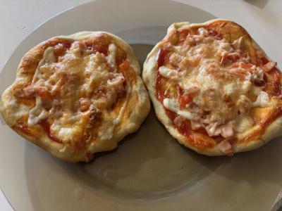 Skani pica su kumpiu mokykliniu būdu pagrindine nuotrauka