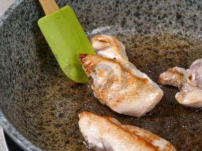 Vištienos krūtinėlės grietinės padaže Žingsnis 2