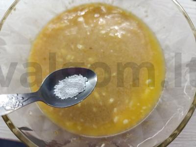 Raisinų keksiukai su ruduoju cukrumi Žingsnis 4