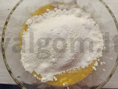 Raisinų keksiukai su ruduoju cukrumi Žingsnis 6