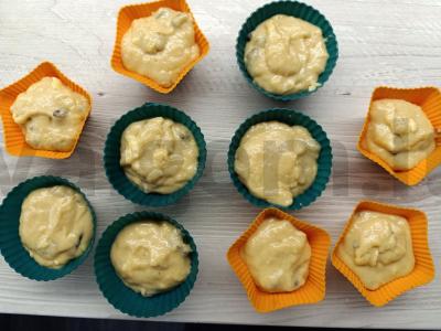 Raisinų keksiukai su ruduoju cukrumi Žingsnis 7