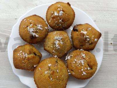 Raisinų keksiukai su ruduoju cukrumi pagrindine nuotrauka