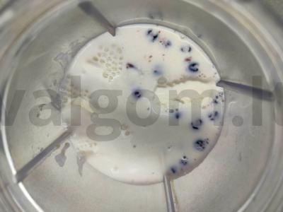 Pieninis kokteilis su juodąja serbentu ir ledais Žingsnis 2