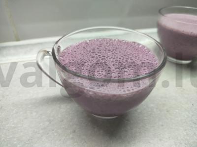 Pieninis kokteilis su juodąja serbentu ir ledais pagrindine nuotrauka