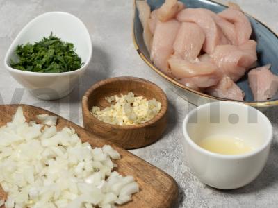 Vištiena karčioje kokosų pieno padaže Žingsnis 1