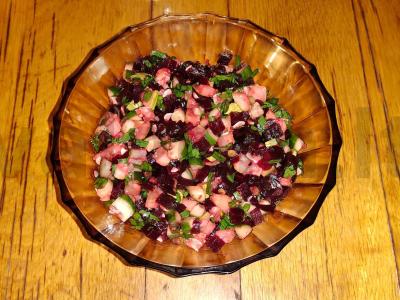 Salotos su virtomis burokėliais ir ant grotelių keptu cukiniju pagrindine nuotrauka