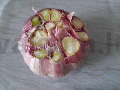 Sumuštinis su keptu česnaku ir šviežiais pomidorais Žingsnis 1