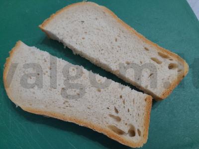 Sumuštinis su keptu česnaku ir šviežiais pomidorais Žingsnis 2