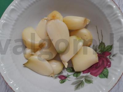 Sumuštinis su keptu česnaku ir šviežiais pomidorais Žingsnis 4