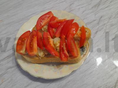 Sumuštinis su keptu česnaku ir šviežiais pomidorais Žingsnis 10