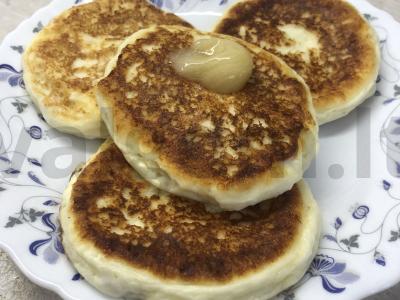 Greiti varškėčiai pusryčiams pagrindine nuotrauka