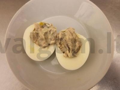 Įdaryti kiaušiniai su grybais ir mikrožalumynais pagrindine nuotrauka