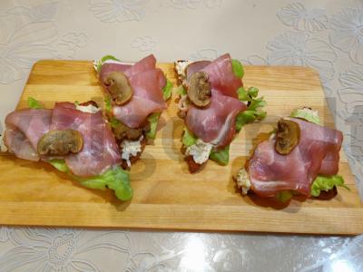 Užkandžių sumuštiniai su sūrio rūkyta šonine pagrindine nuotrauka