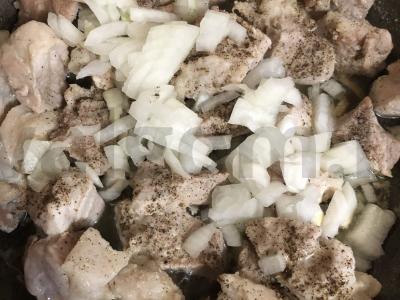 Troškintas bulvių patiekalas su mėsa ir žirneliais Žingsnis 5