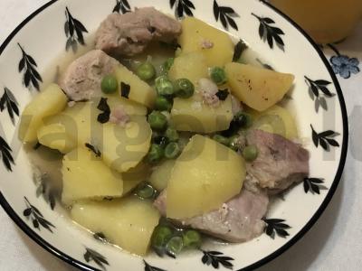 Troškintas bulvių patiekalas su mėsa ir žirneliais pagrindine nuotrauka