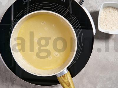 Saldi ryžių košė su razinomis Žingsnis 3