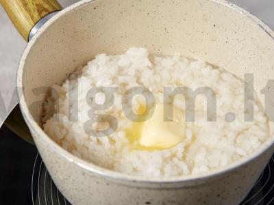 Saldi ryžių košė su razinomis Žingsnis 4