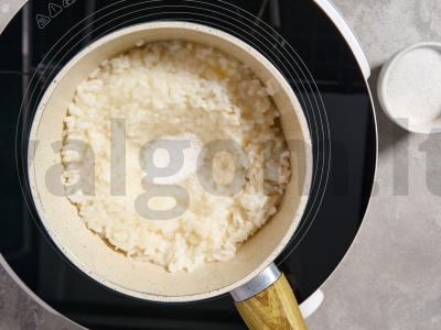 Saldi ryžių košė su razinomis Žingsnis 5