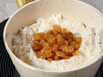 Saldi ryžių košė su razinomis Žingsnis 6