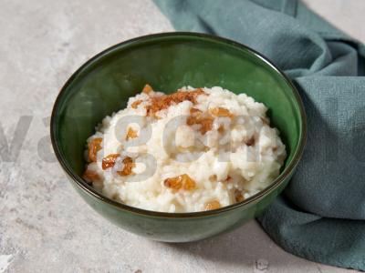 Saldi ryžių košė su razinomis pagrindine nuotrauka