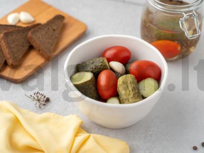 Agurkai su pomidorais žiemai pagrindine nuotrauka