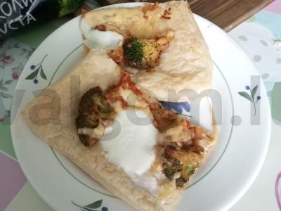 Pica su brokoliais ir sūriu pagrindine nuotrauka