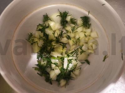 Salotos su konservuota skumbre ir traškučiais Žingsnis 1