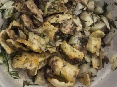 Salotos su konservuota skumbre ir traškučiais pagrindine nuotrauka