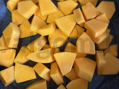 Troškinta moliūgų su karčio prieskoniu ir džiovintais vaisiais Žingsnis 1