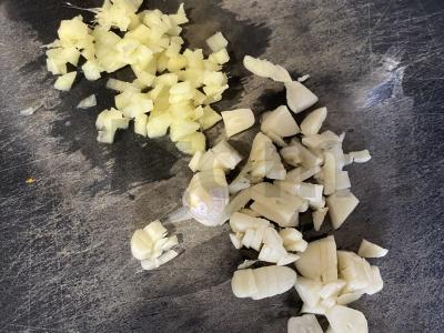 Troškinta moliūgų su karčio prieskoniu ir džiovintais vaisiais Žingsnis 2