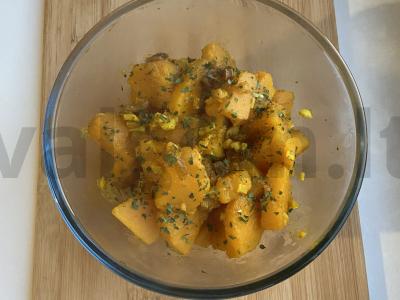 Troškinta moliūgų su karčio prieskoniu ir džiovintais vaisiais pagrindine nuotrauka