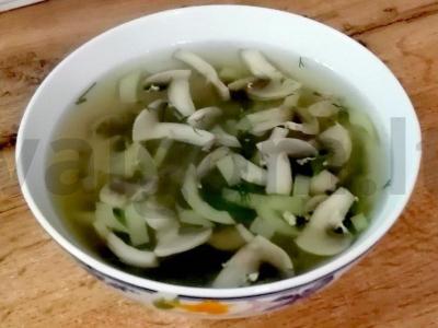 Sriuba su pievagrybiais pietums pagrindine nuotrauka